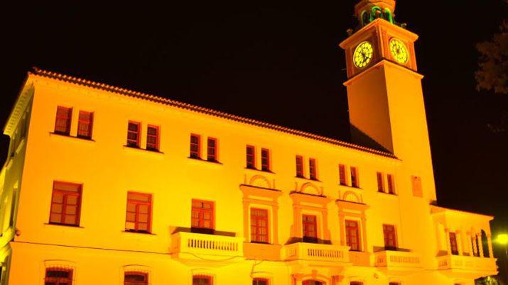 La casa de gobierno iluminada por el Diacutea Mundial de las Victimas de Traacutensito