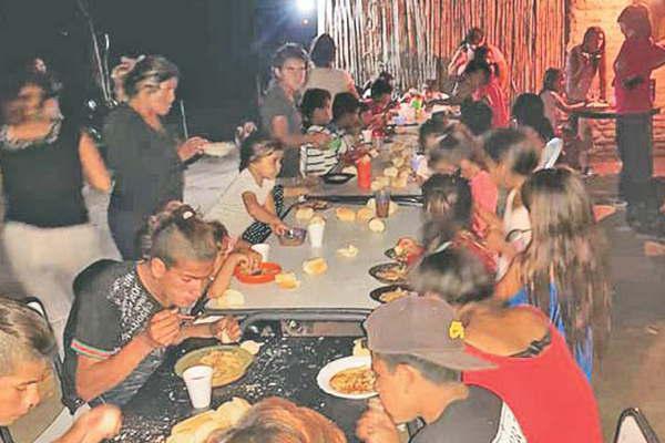 Puentes Solidarios cocinoacute para 100 nintildeos