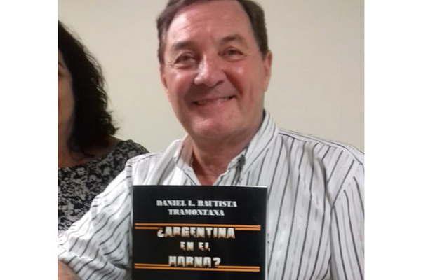 Dirigente peronista donoacute libro de su autoriacutea a Diputados