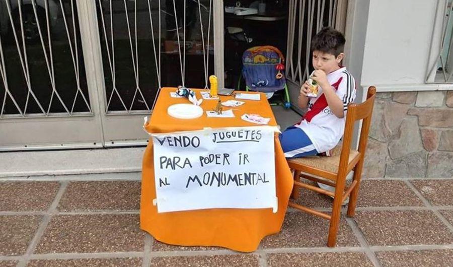 Tiene 6 antildeos y puso en venta sus juguetes para conocer el Monumental