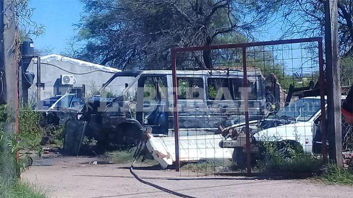 Antildeatuya- incendio en un taller consumioacute por completo una combi
