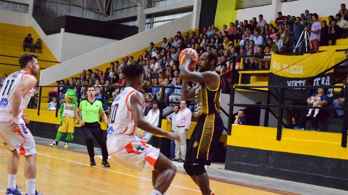 Comu arrasoacute con Oliacutempico y lo dejoacute afuera del torneo