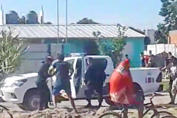 Veintena de sujetos atacoacute a dos policiacuteas y destrozoacute patrullero