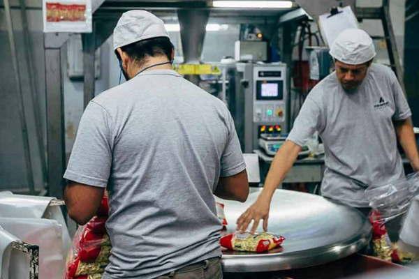 Seis de cada 10 trabajadores este antildeo pagan Ganancias