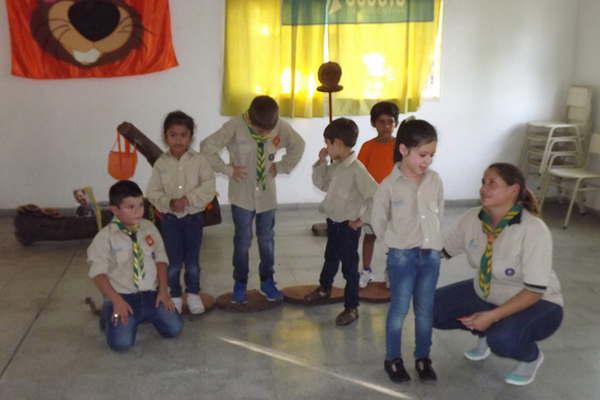 Un grupo de pequentildeos scouts de la ciudad de Fernaacutendez realizoacute la Promesa del Castor