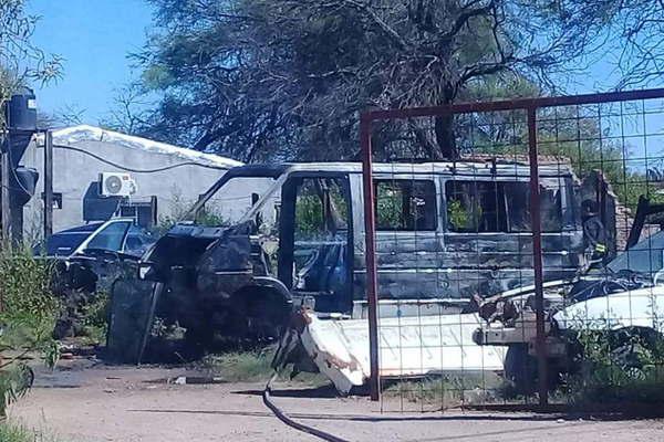 Se prendioacute fuego una camioneta en  un taller y causoacute paacutenico en el sector