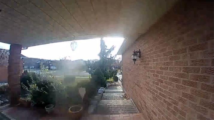 VIDEO  Una caacutemara graboacute a un fantasma tocando el timbre sin parar