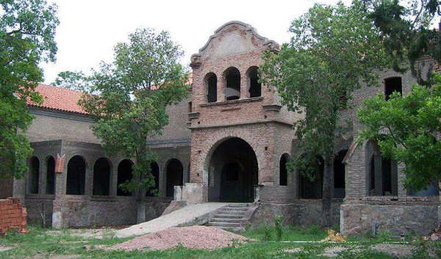Un viejo seminario forma parte del paisaje del pintoresco vallecito