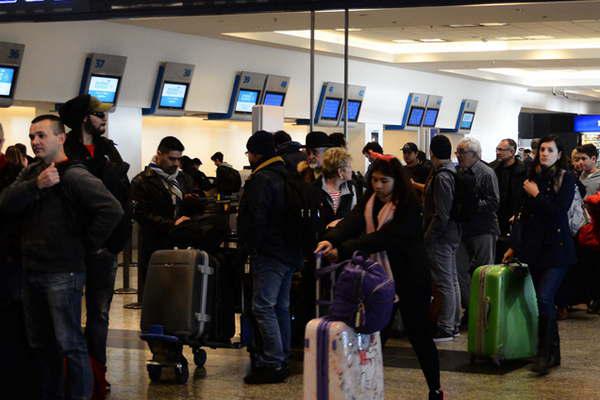 Gremios aeronaacuteuticos preparan hoy nuevas medidas de fuerza
