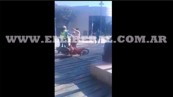 VIDEO  Agente de traacutensito y duentildea de una moto se pelearon en la calle