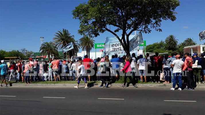Integrantes de movimientos sociales pidieron alimentos en supermercados