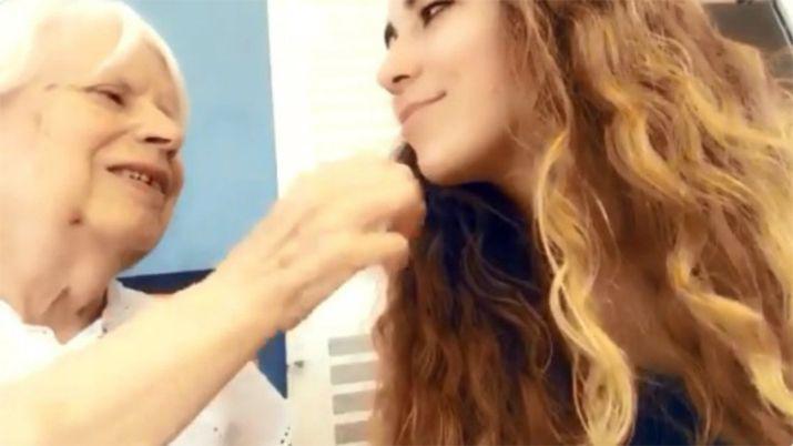 VIDEO VIRAL  Su abuela tiene Alzheimer y toca su cara para no olvidarla