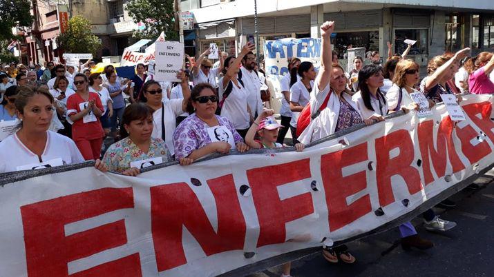 Miles de enfermeros marcharon para pedir el reconocimiento profesional