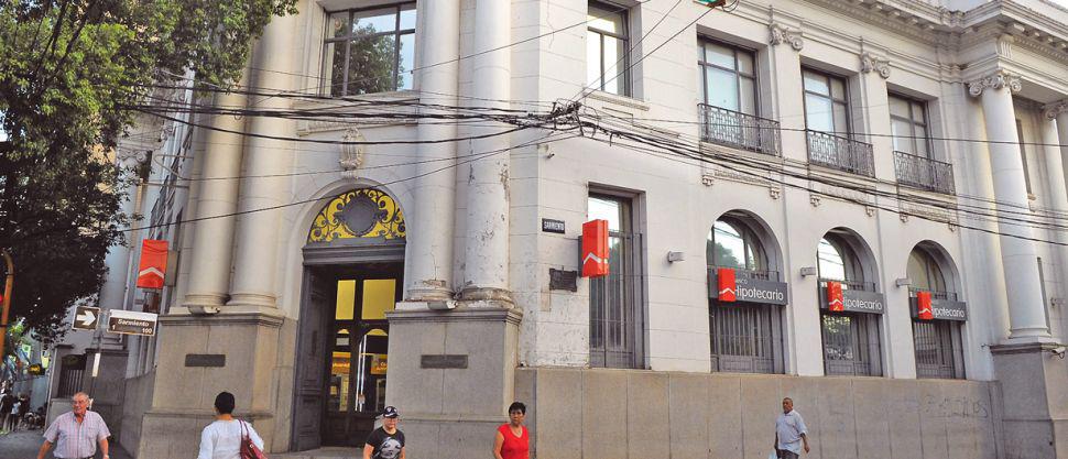 La Justicia falloacute a favor de Santiago y el Banco Hipotecario deberaacute devolver los ahorros que le niega