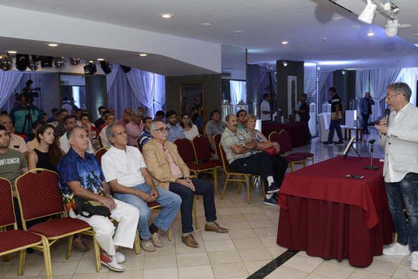 El libro de Ginoacutebili llegoacute a Santiago