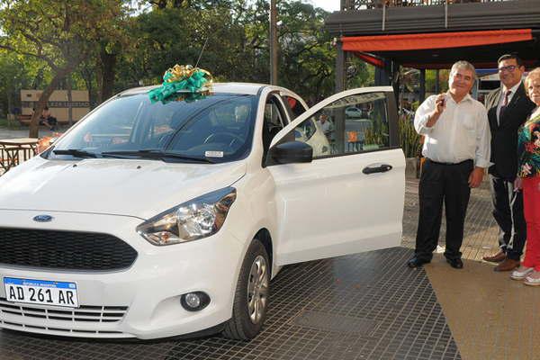 Hamburgo entregoacute auto 0km y moto a clientes cumplidores