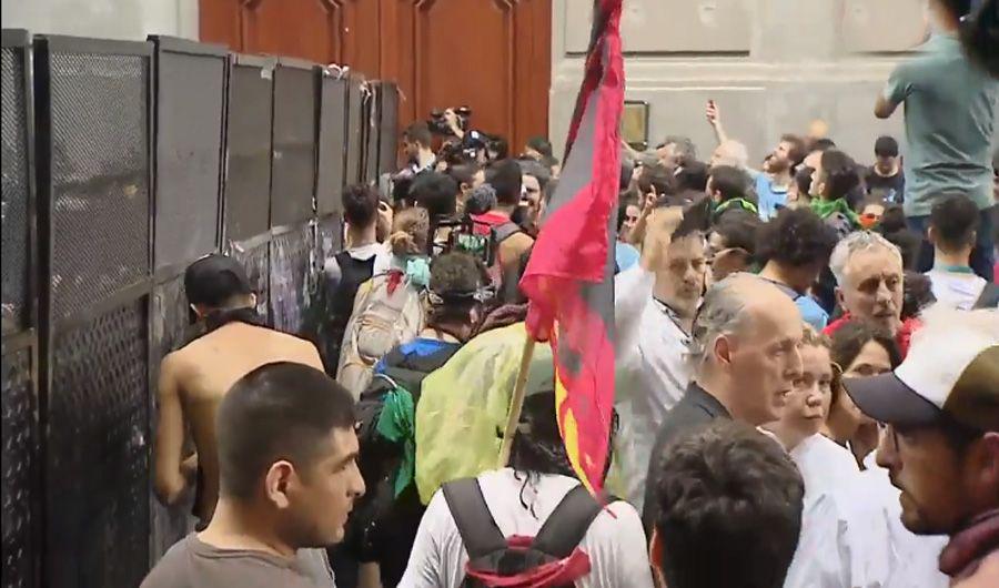 VIDEO  Empujones en la protesta contra la Universidad docente