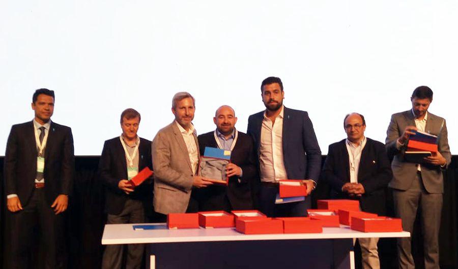 Pablo Mirolo recibioacute de manos de Rogelio Frigerio un galardoacuten para el municipio de La Banda