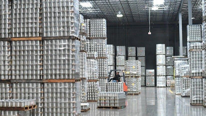 Un empleado provoca un increiacuteble derrumbe de estanteriacuteas