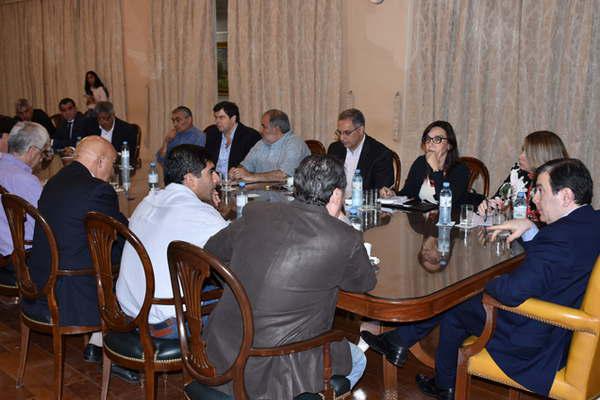 Maacutes de 90 familias sufrieron dantildeos en sus viviendas por el temporal que azotoacute a Santiago 