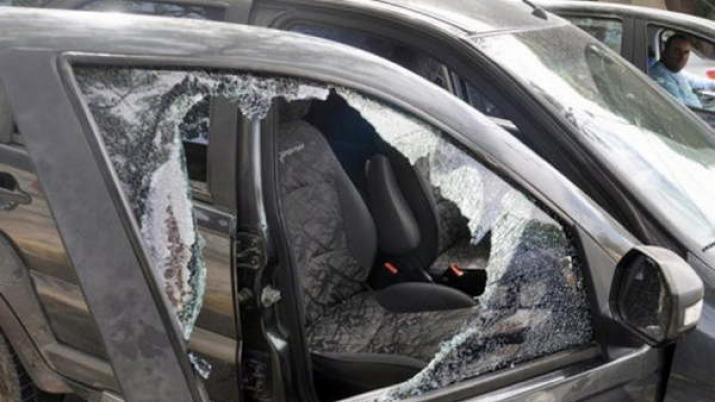 Se separoacute de su novia y los familiares le destrozaron la casa y el auto