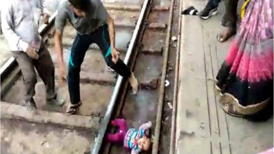 Un bebeacute se salvoacute de milagro de ser aplastada por un tren
