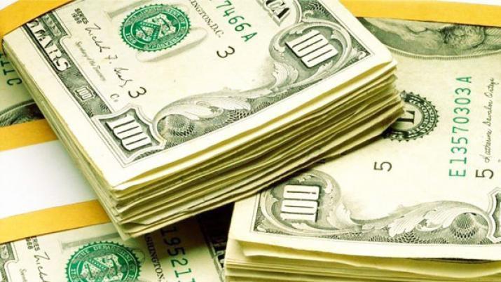 Operadores indicaron que la disparada de la divisa se dio ante la salida de fondos inversión de posiciones en moneda local