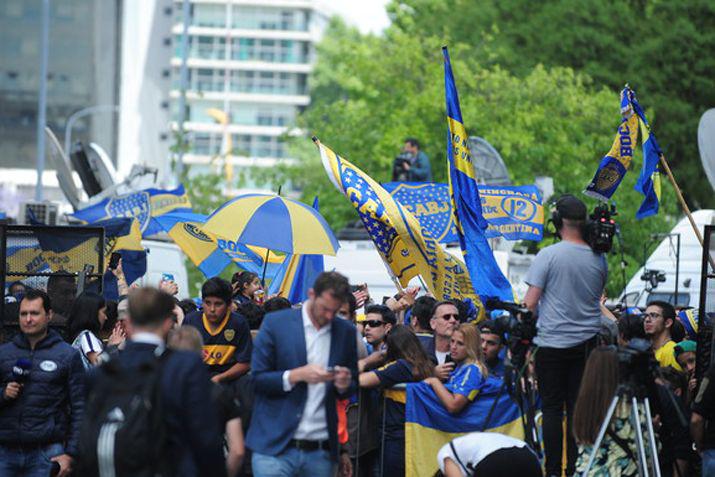 Los hinchas de Boca no cesan en su aliento frente al encuentro que disputarn contra River