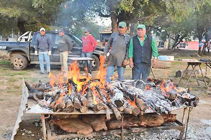 Parrillas chulengos estaca cruz palo Espiedo rescoldo a la chapa a dos fuegos en horno de barro