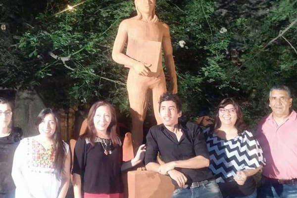 Habilitan escultura en el instituto Juan Yapariacute