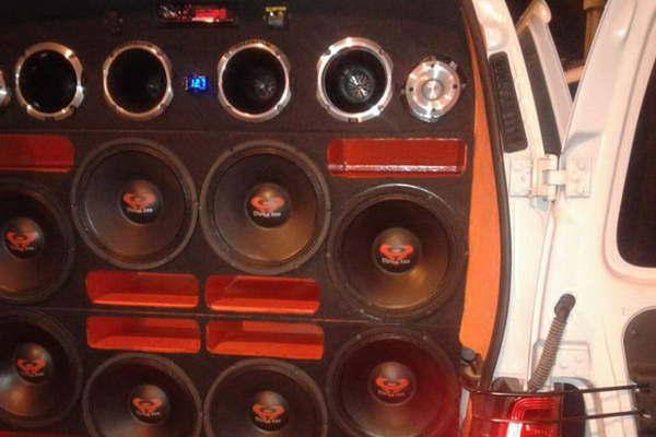 Desalojaron a maacutes de 350 joacutevenes de fiestas clandestinas