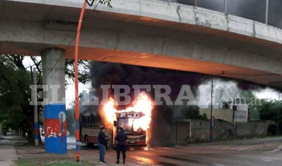 VIDEO  Paacutenico en un colectivo de la liacutenea 118 se incendioacute por completo