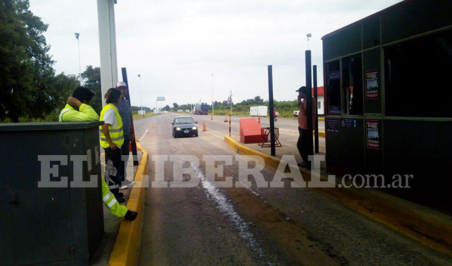 Trabajadores de la estacioacuten Fernaacutendez levantaron el cobro del peaje hasta el mediodiacutea