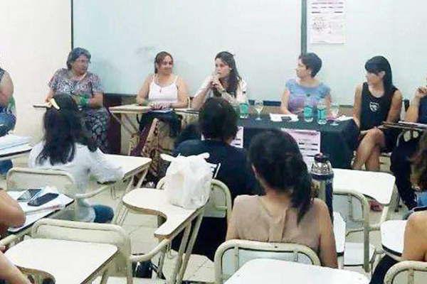 Realizan debate sobre la ley de proteccioacuten integral de la mujer