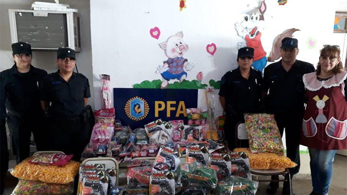 Miembros de la Policiacutea Federal entregaron donaciones en un jardiacuten