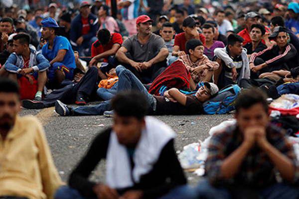 Miles de hondurentildeos abandonan la caravana migrante a EEUU 