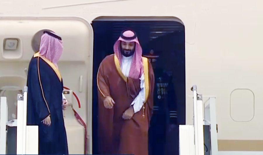 VIDEO  El priacutencipe saudita llegoacute al paiacutes por el G20