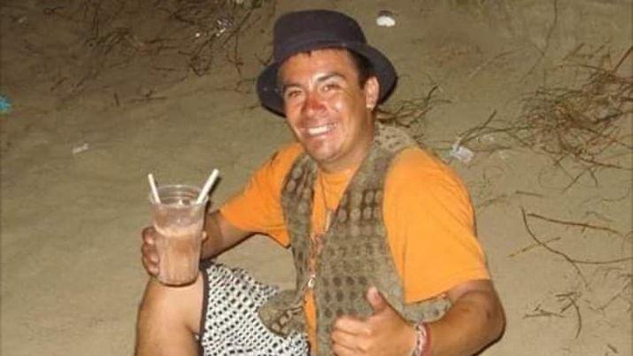 Detuvieron al hombre que le prendioacute fuego a su novia mientras dormiacutea