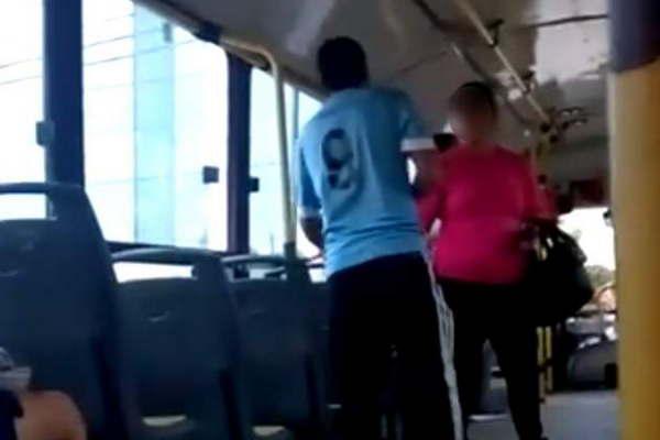 Escaacutendalo en un colectivo- filman a depravado que tocoacute a pasajera con su miembro
