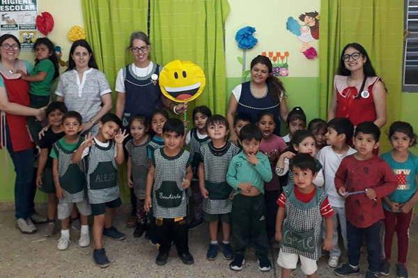 Sonrisas Santiaguentildeas llegoacute  a varios jardines de infantes 