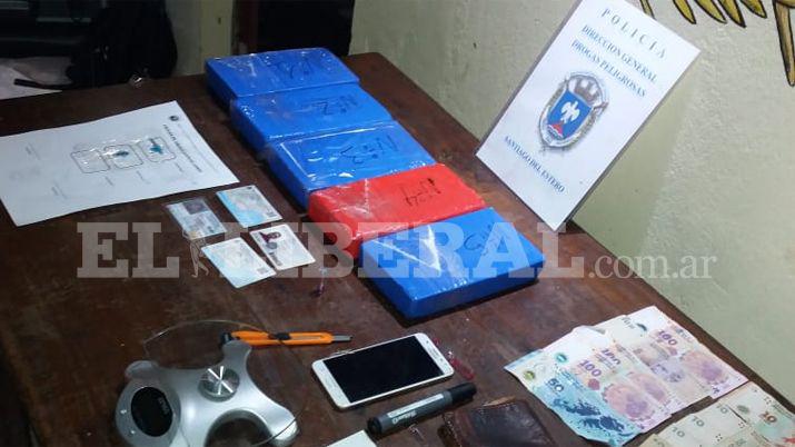 Ruta 16- secuestran cinco kilos de cocaiacutena y detienen a cuatro personas