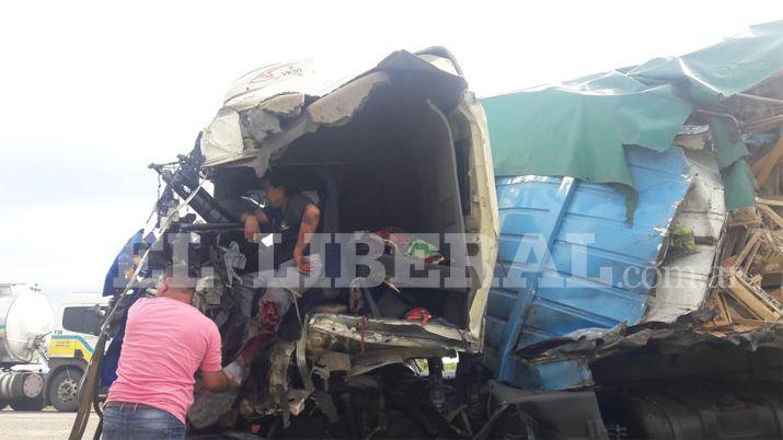 Ruta 34- violento choque de camiones dejoacute un conductor herido