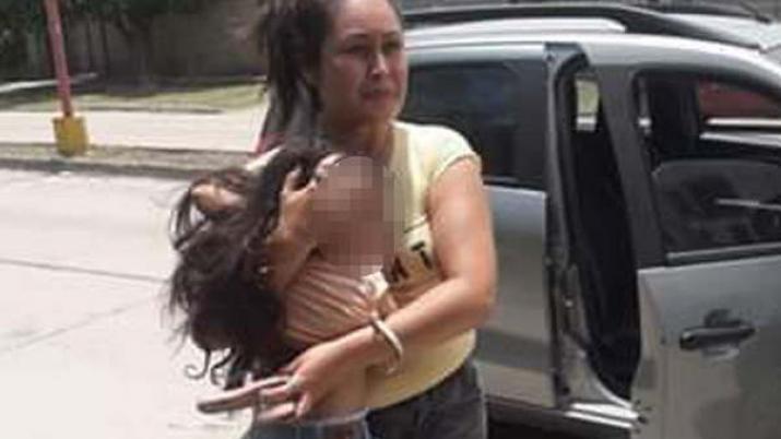 Momentos después del violento derrape ocasionado por los ladrones la propia madre asistió a su hija y la llevó al Hospital de Las Termas