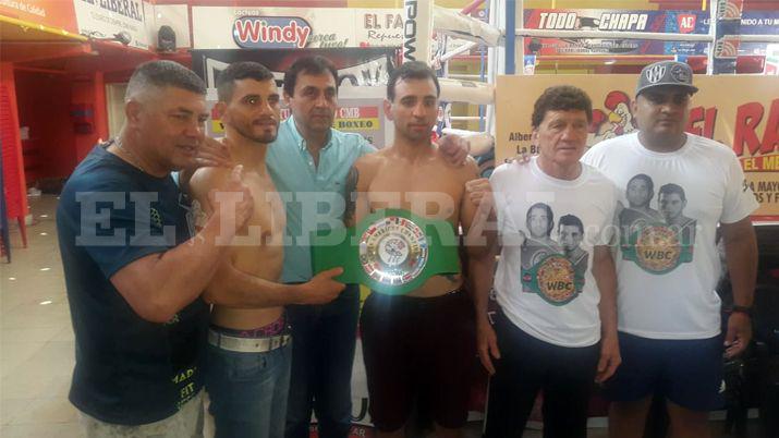 Diacuteaz Gallardo y su rival dieron el peso para la pelea en el Coliseo