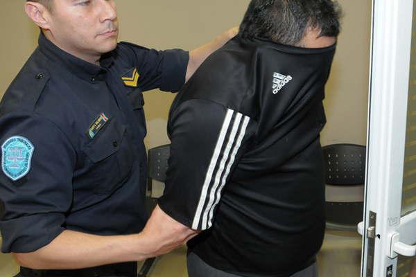 Siete antildeos de caacutercel para un peluquero por violar a clienta