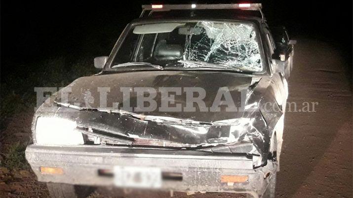 Policiacutea se salvoacute de milagro tras chocar una vaca