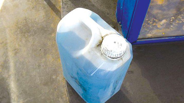 Ella cargó un bidón con nafta