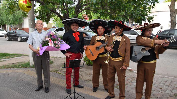 VIDEO Con mariachis sorprendioacute a su esposa por sus 81 antildeos