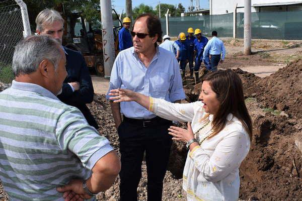 La intendente Fuentes supervisoacute avance de obra de agua potable 