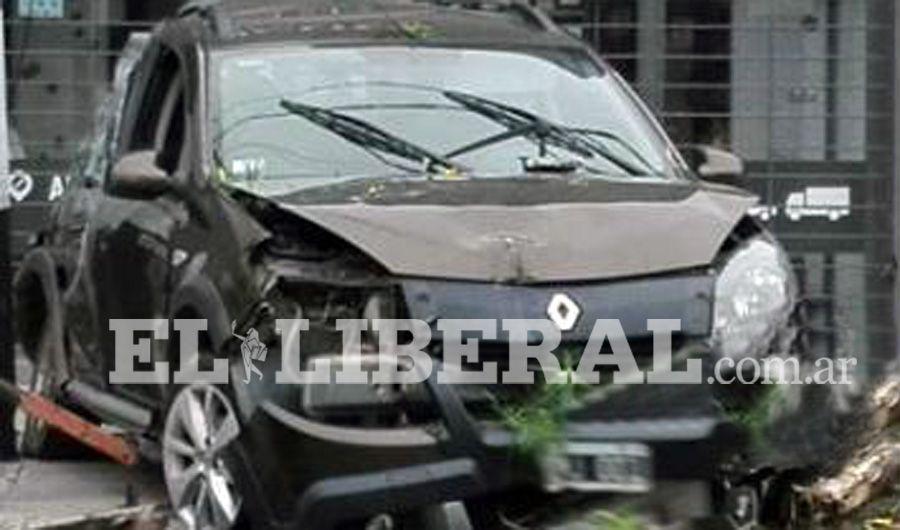Un auto embistioacute una columna a metros de la esquina de PL Gallo y Av Coloacuten